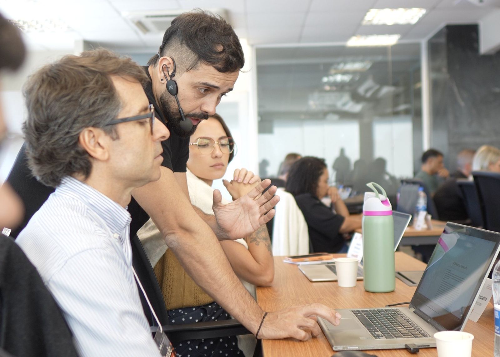 Participantes sendo orientados num treinamento in company