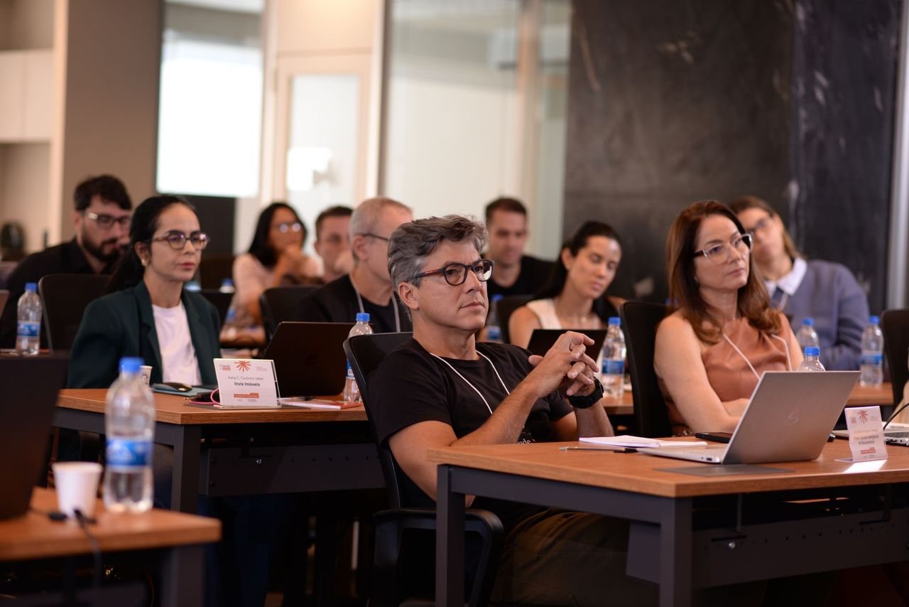 Participantes de uma turma da AYA Academy em sala de aula